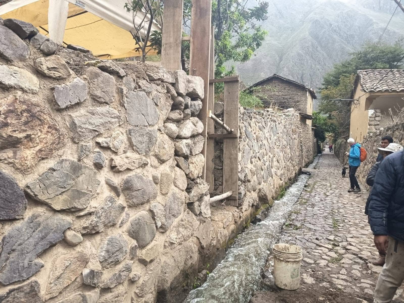 La acusación se centra en una presunta construcción sin permisos en el barrio Qosqo Ayllu, zona de valor histórico y cultural.