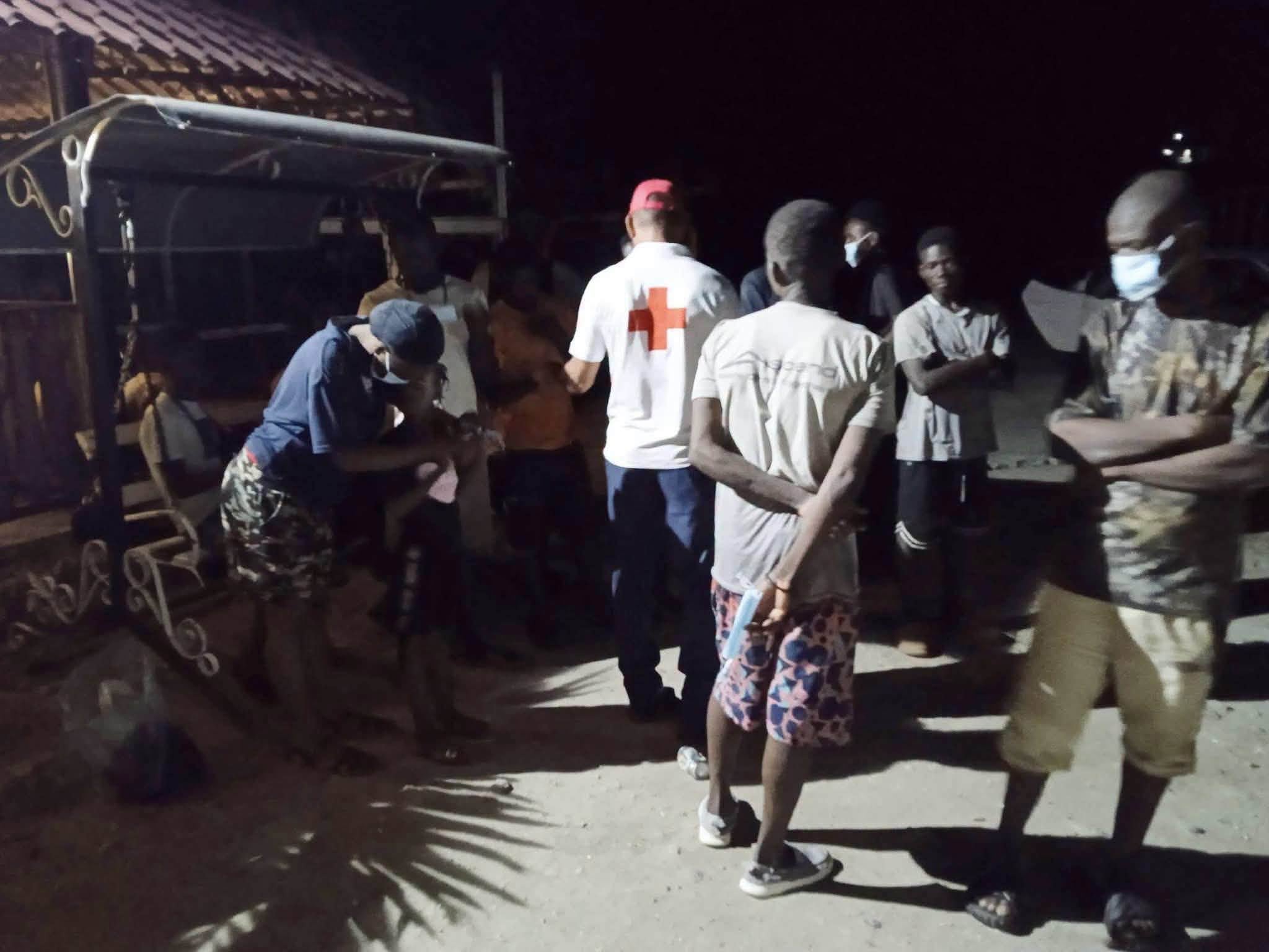 A bordo de la embarcación viajaban 14 hombres, una mujer, una niña y un niño, quienes estaban en aparente buen estado de salud. (Foto cortesía ARC Noticias)