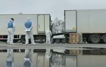Observadores de la Cruz Roja supervisan el canje de restos mortales entre Rusia y Ucrania. El organismo facilita la devolución de cerca de 1.000 cuerpos por mes. (Captura de pantalla)