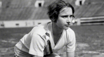 La joven velocista estadounidense fue la primera campeona olímpica femenina de atletismo en la historia, ganando el oro en Ámsterdam 1928 (Captura de video)