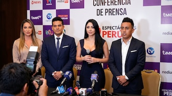 Pamela Lopez, Christian Domínguez, Pamela Franco y Christian Cueva en una conferencia de prensa. Pamela Franco con micrófono, frente a medios.