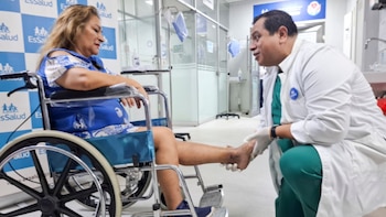 Mujer de 61 años recupera la movilidad tras cirugía reconstructiva con placas de titanio