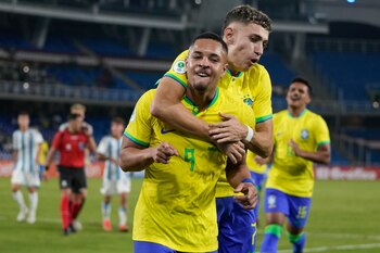 Vitor Roque de Brasil celebra