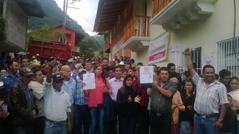 Melquiades Alarcón al recibir su