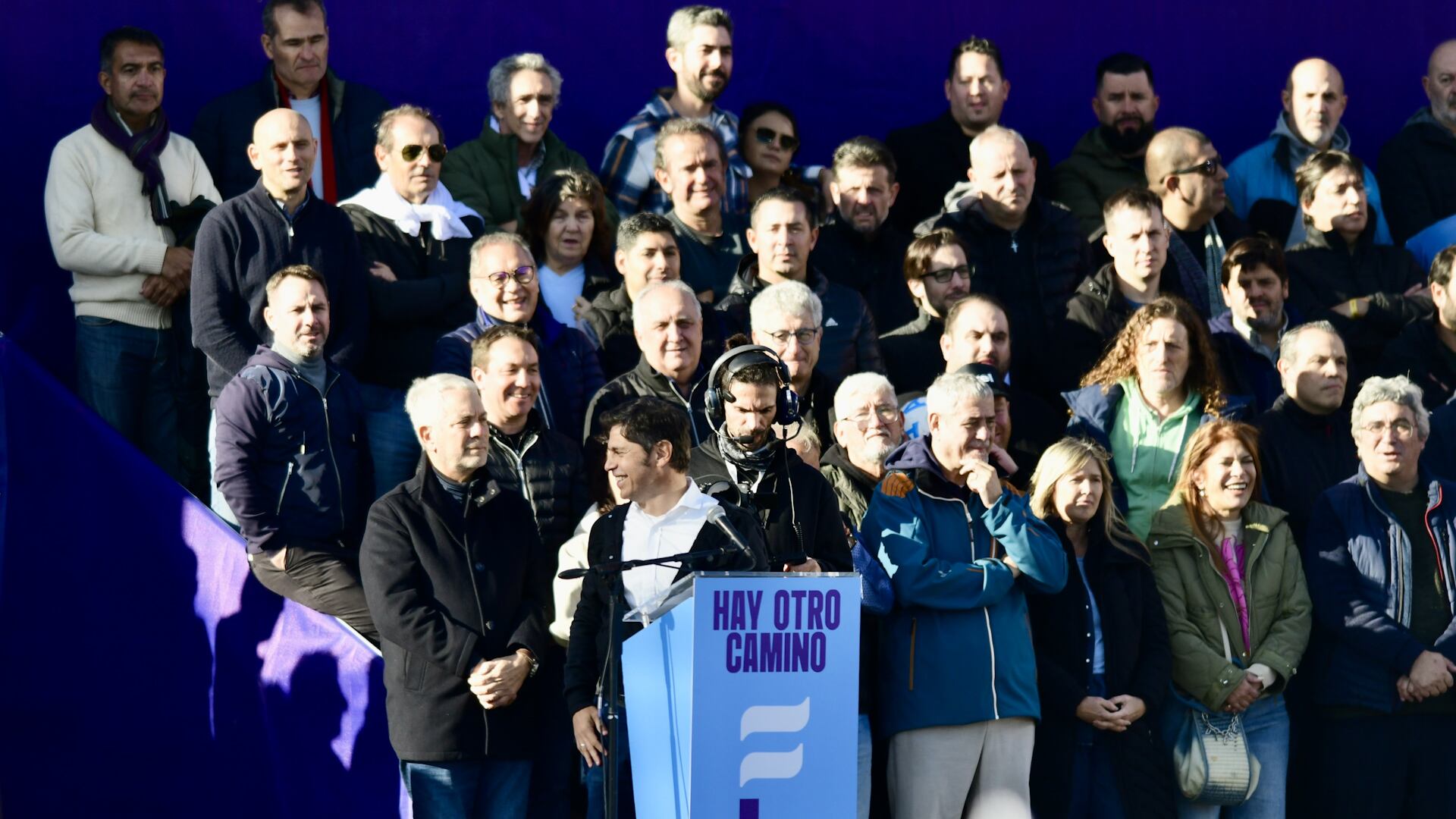 Kicillof, desde el atril: detrás suyo, decenas de dirigentes, entre los que se destacan en la primera fila Julio Alak (intendente de La Plata), Jorge Ferraresi (intendente de Avellaneda) y Cristina Álvarez Rodríguez (jefa de asesores del Gobernador)