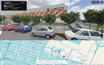 Captura de pantalla de Google Street View mostrando la fachada de la tienda Liverpool, varios coches en un aparcamiento y un mapa en la parte inferior