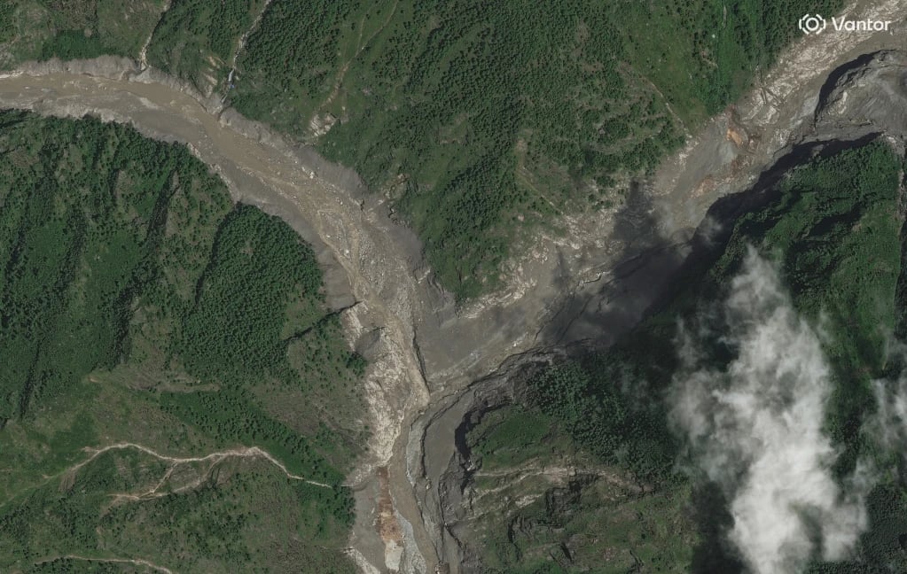 El derretimiento acelerado de glaciares y el descongelamiento del permafrost generan inestabilidad en las montañas (Credit: Satellite image ©2026 Vantor via AP)