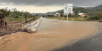 Una carretera de Castellón acumula agua durante las lluvias intensas, en imágenes difundidas por los Bomberos de la Diputación