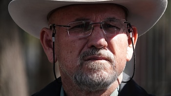Así presumió “El Conejillo”, sicario de Los Viagras, el asesinato de Hipólito Mora: exhibió arma de grueso calibre en redes