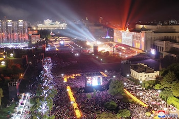 La gente asiste a un evento para celebrar el 74º aniversario de la fundación de Corea del Norte, en Pyongyang, Corea del Norte, en esta foto sin fecha publicada por la Agencia Central de Noticias de Corea del Norte (KCNA) el 9 de septiembre de 2022. KCNA vía REUTERS