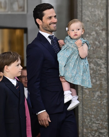 El príncipe Carlos Felipe y su hija Inés celebran las bodas de oro de los reyes Carlos Felipe y Silvia (Grosby)