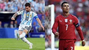 Fotografía dividida con Lionel Messi en camiseta de Argentina pateando un balón y Cristiano Ronaldo en camiseta de Portugal mirando hacia arriba
