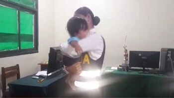 Una agente policial femenina carga