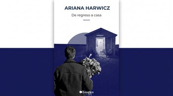 Portada central con el título De regreso a casa, el nombre Ariana Harwicz, una persona de espaldas con flores y una casilla de madera.