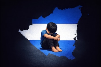 Ilustración de un niño sentado con la mirada baja, brazos alrededor de sus piernas, dentro de la silueta del mapa de Nicaragua con los colores de su bandera.