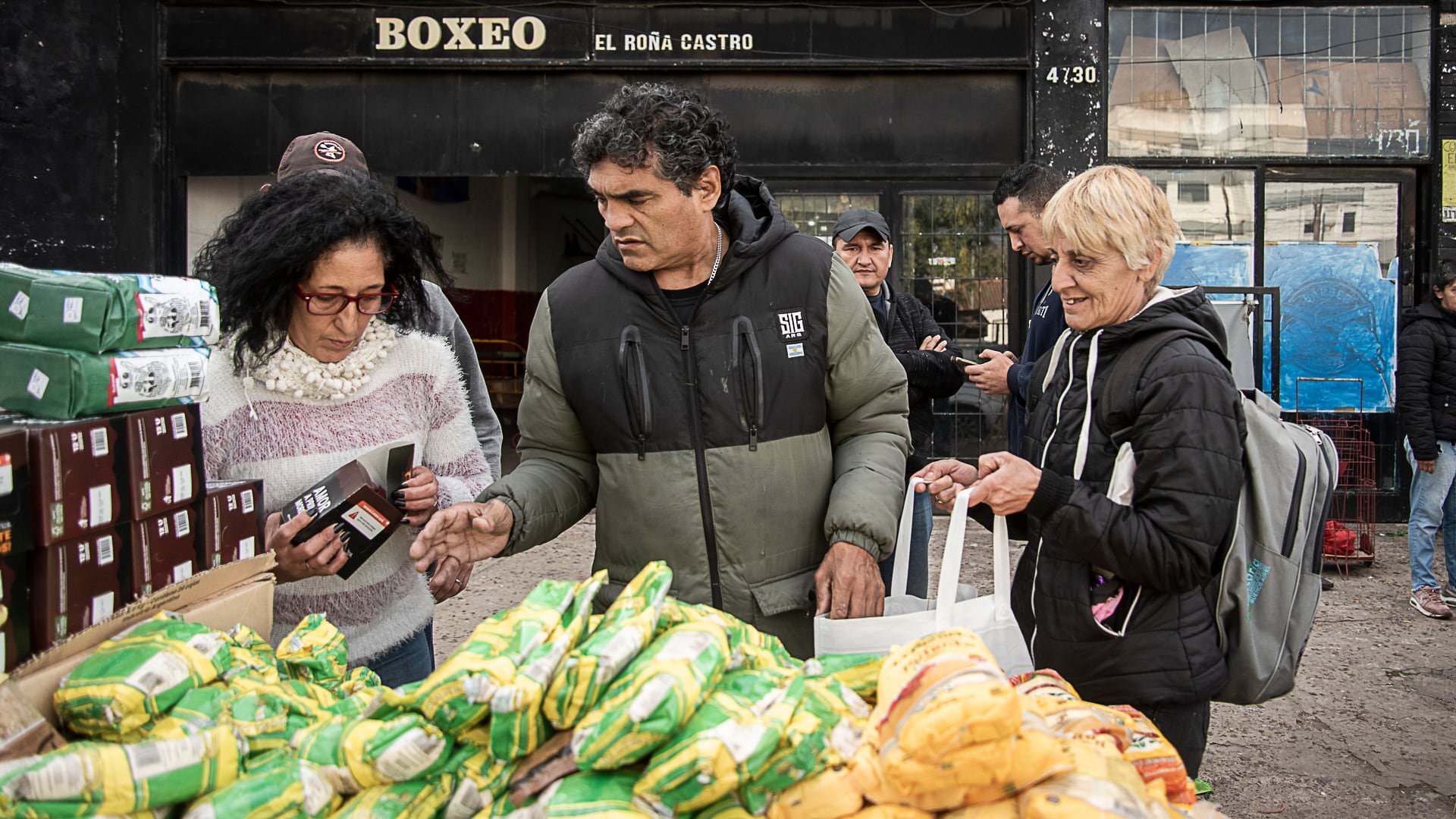 La red de Jorge “Roña” Castro administra cuatro comedores propios y abastece a otros 10 en distintos barrios y municipios (Gustavo Gavotti)