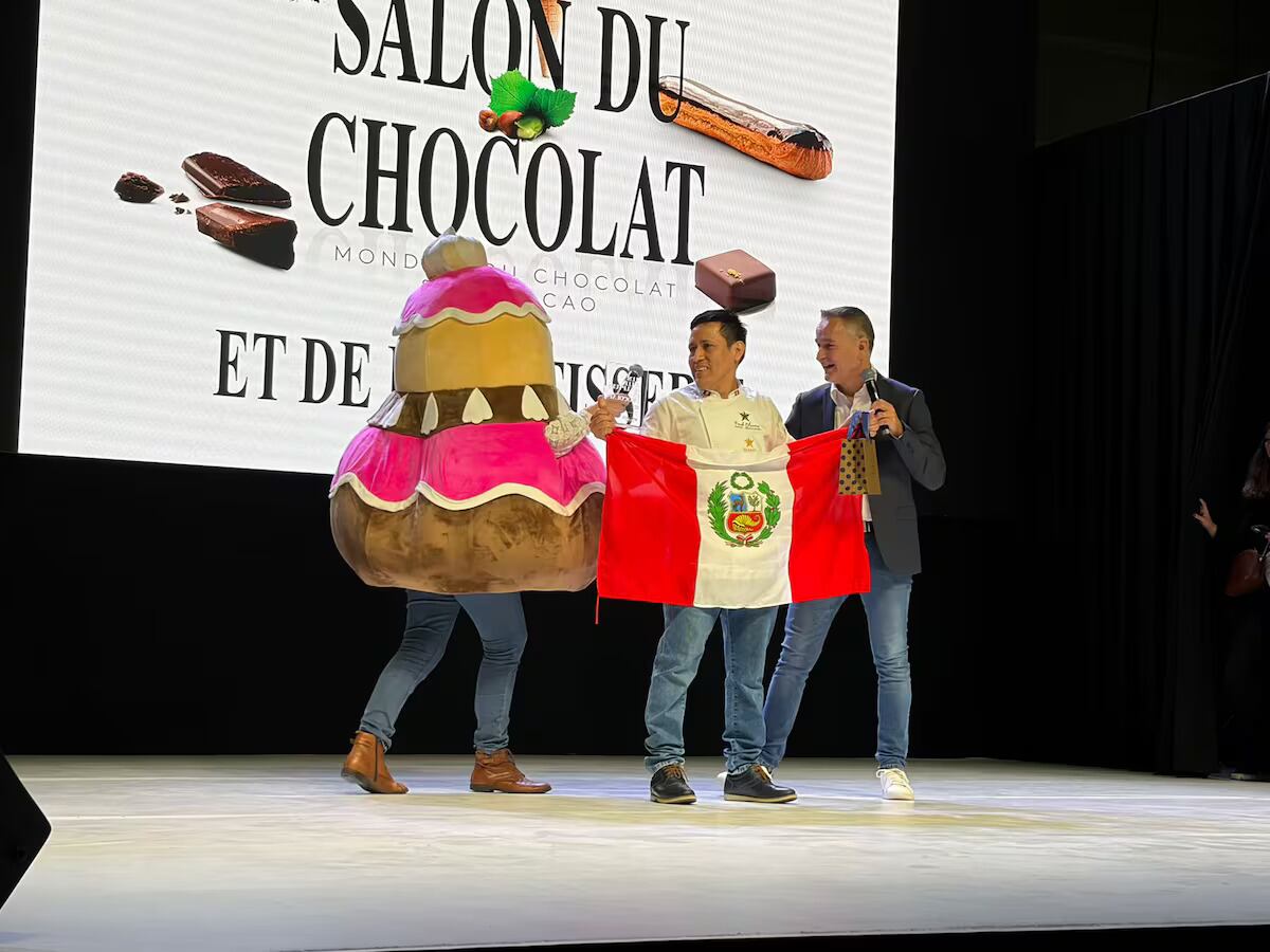 La pieza vencedora muestra una figura inspirada en la marinera norteña, rematada con una mazorca de cacao como elemento central. Foto: difusión
