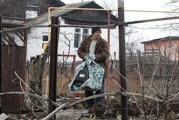 Un hombre transporta sus pertenencias