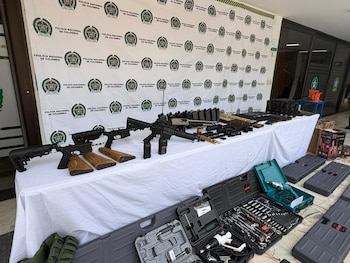 En operativos simultáneos en Miraflores y Colseguros, las autoridades incautaron un fusil M-16, 150 partes de armamento y maquinaria industrial para modificar armas - crédito prensa Policía Nacional