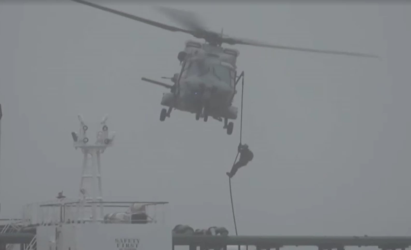 Francia abordó un petrolero fantasma de Rusia (Captura de TV)