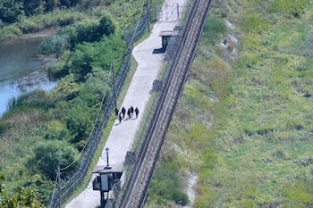 Soldados del ejército surcoreano patrullan a lo largo de la valla de alambre de espino cerca de la frontera con Corea del Norte, en Paju, Corea del Sur, el martes 29 de septiembre de 2026 (AP/Ahn Young-joon)