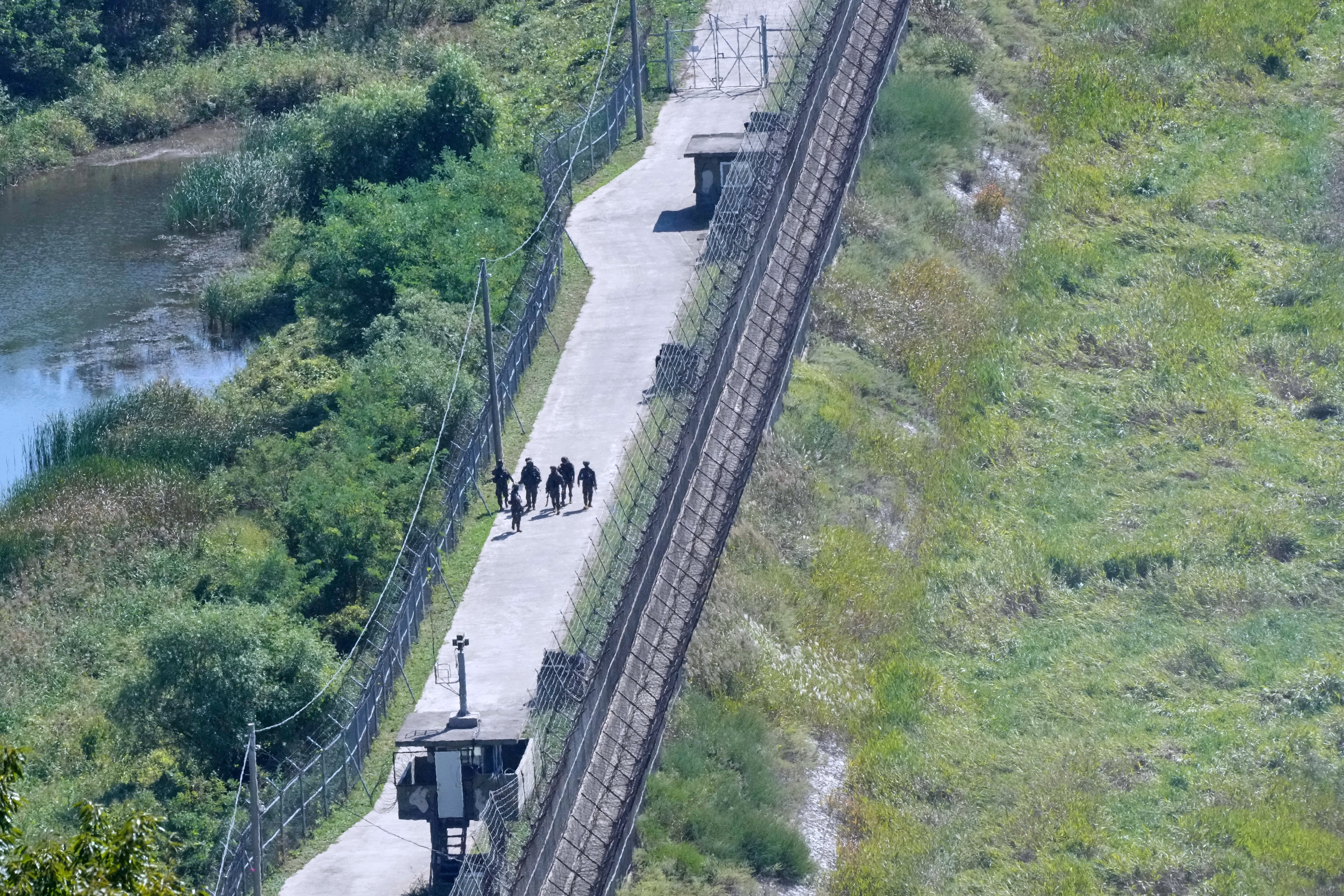 Soldados del ejército surcoreano patrullan a lo largo de la valla de alambre de espino cerca de la frontera con Corea del Norte, en Paju, Corea del Sur, el martes 29 de septiembre de 2026 (AP/Ahn Young-joon)