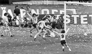 Buenos Aires, 25/06/1978 .-
El jugador Mario Alberto Kempes (2i), celebra el gol que da la victoria a la selección argentina durante el tiempo de prórroga de la final de la Copa del Mundo contra Holanda disputada en el estadio Monumental el 25 de junio de 1978. El partido finalizó con el resultado de 3-1 y el delantero argentino, fue declarado máximo goleador del torneo con seis goles y mejor jugador del campeonato. EFE/voo/Archivo