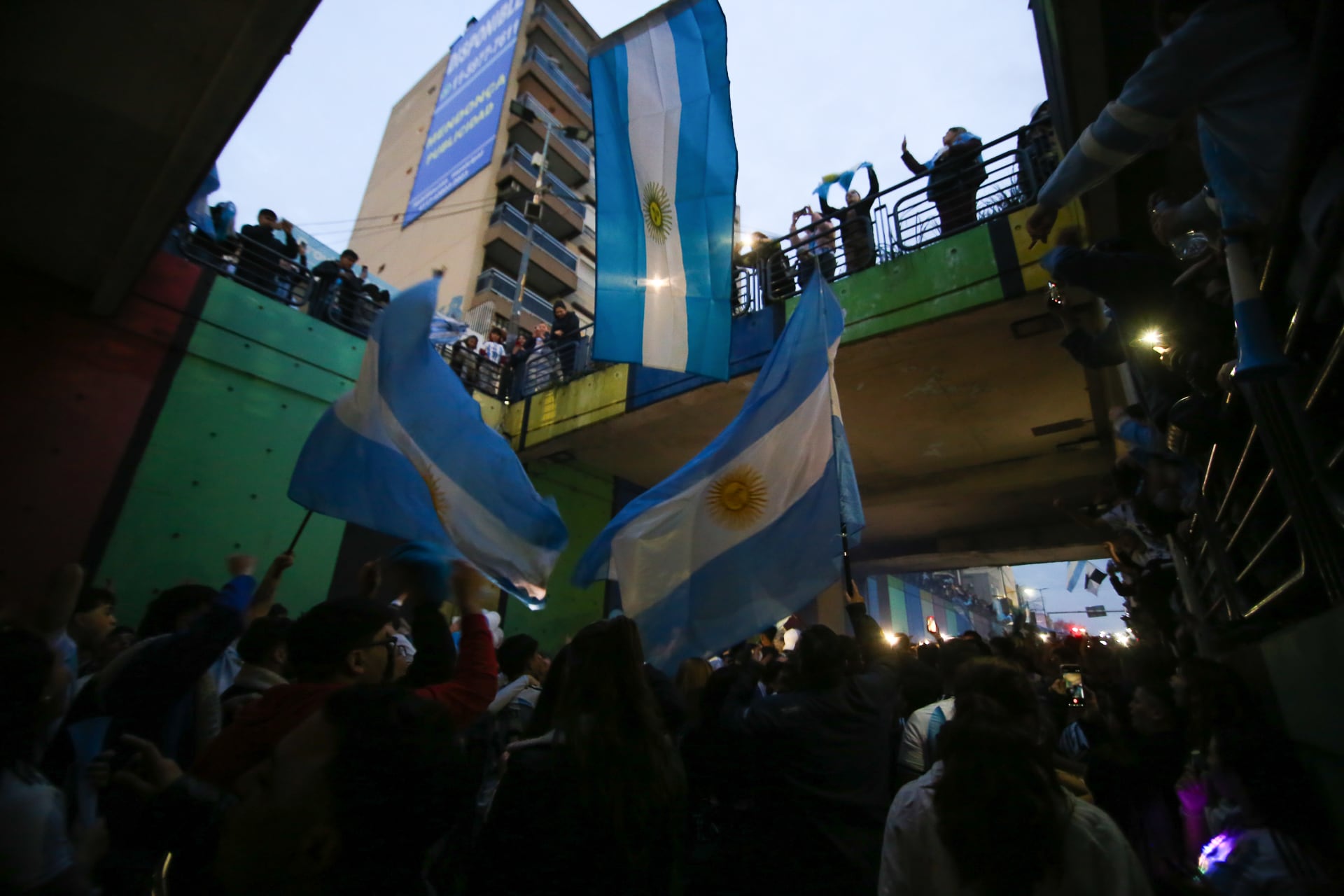 Banderas argentinas adornaron el túnel bajo nivel de Caseros (RS Fotos)