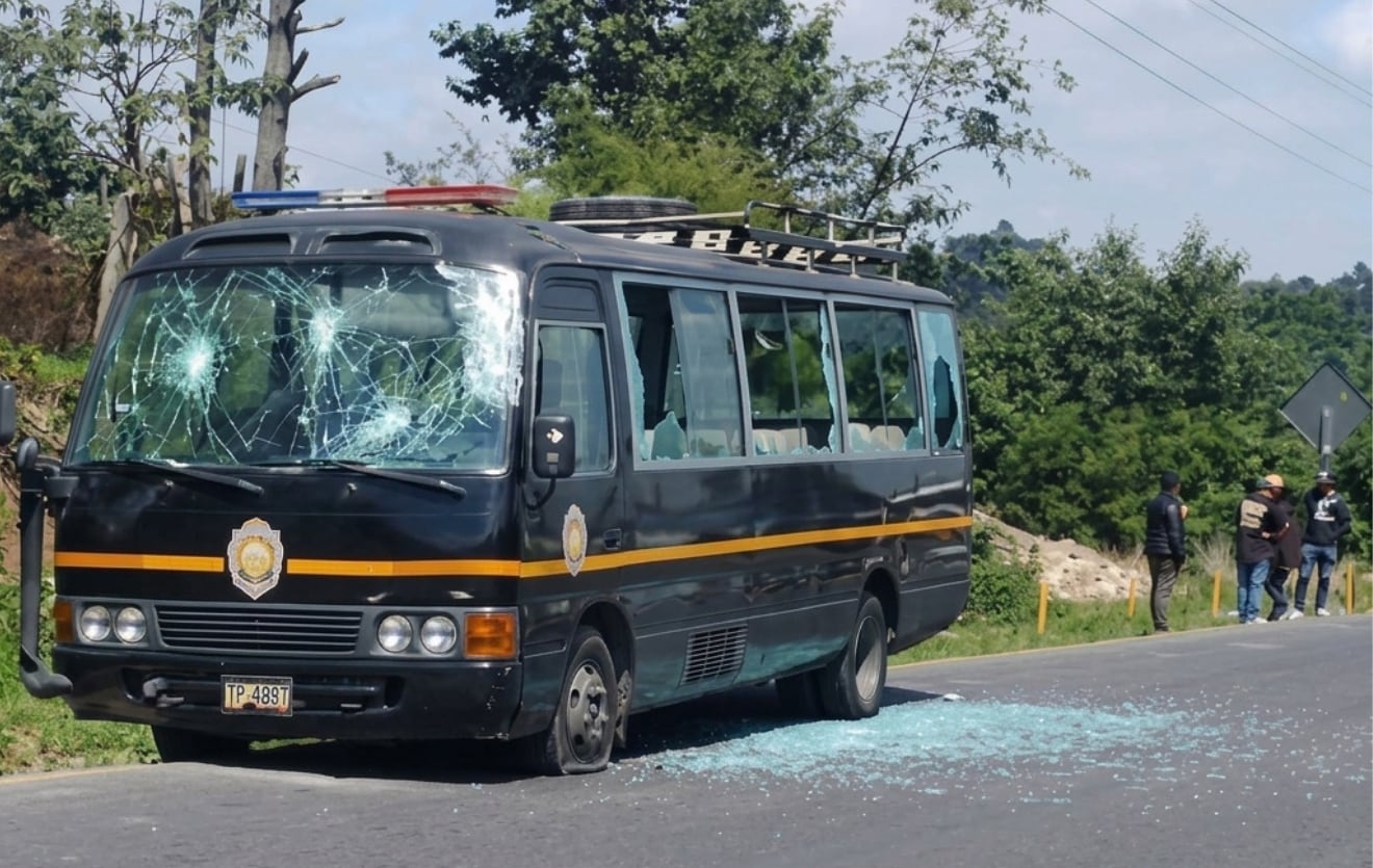 Fiscales y policías retenidos en Guatemala durante un operativo contra el contrabando en Chichicastenango