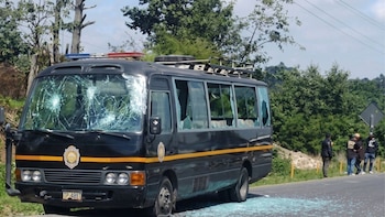Fiscales y policías retenidos en Guatemala durante un operativo contra el contrabando en Chichicastenango