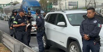 La camioneta con el conductor