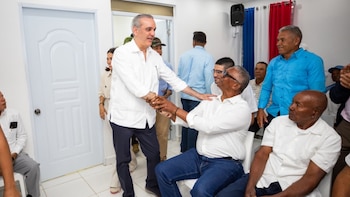 El presidente Luis Abinader sostuvo este domingo un encuentro con productores arroz, banano y otros rubros de las provincias afectadas. (Foto cortesía Gobierno de República Dominicana)