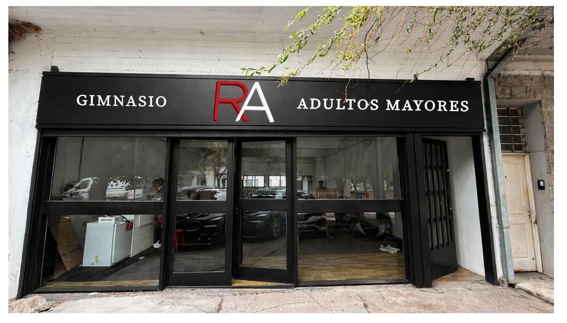 La fachada de uno de los gimnasios. RA son las iniciales de Rodrigo Anaya