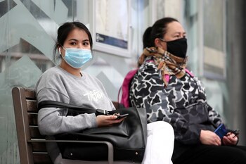 La tasa típica de infección asintomática se calculaba cerca del 40% a mediados de julio, pero se informa que las tasas de infección asintomática son superiores al 80% en entornos con enmascaramiento facial universal REUTERS/Fiona Goodall