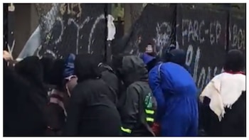 Encapuchados se enfrentan con policías