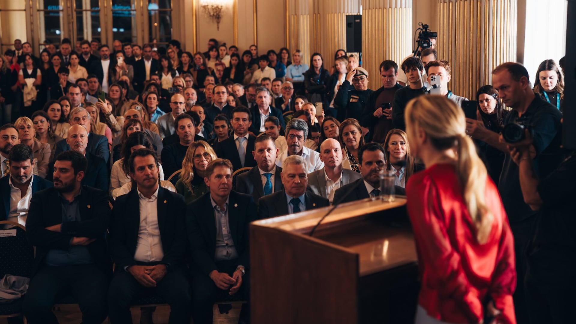 Genoveva Ferrero brinda su discurso en el Salón Dorado de la Legislatura porteña (Créditos: LegisCABA).