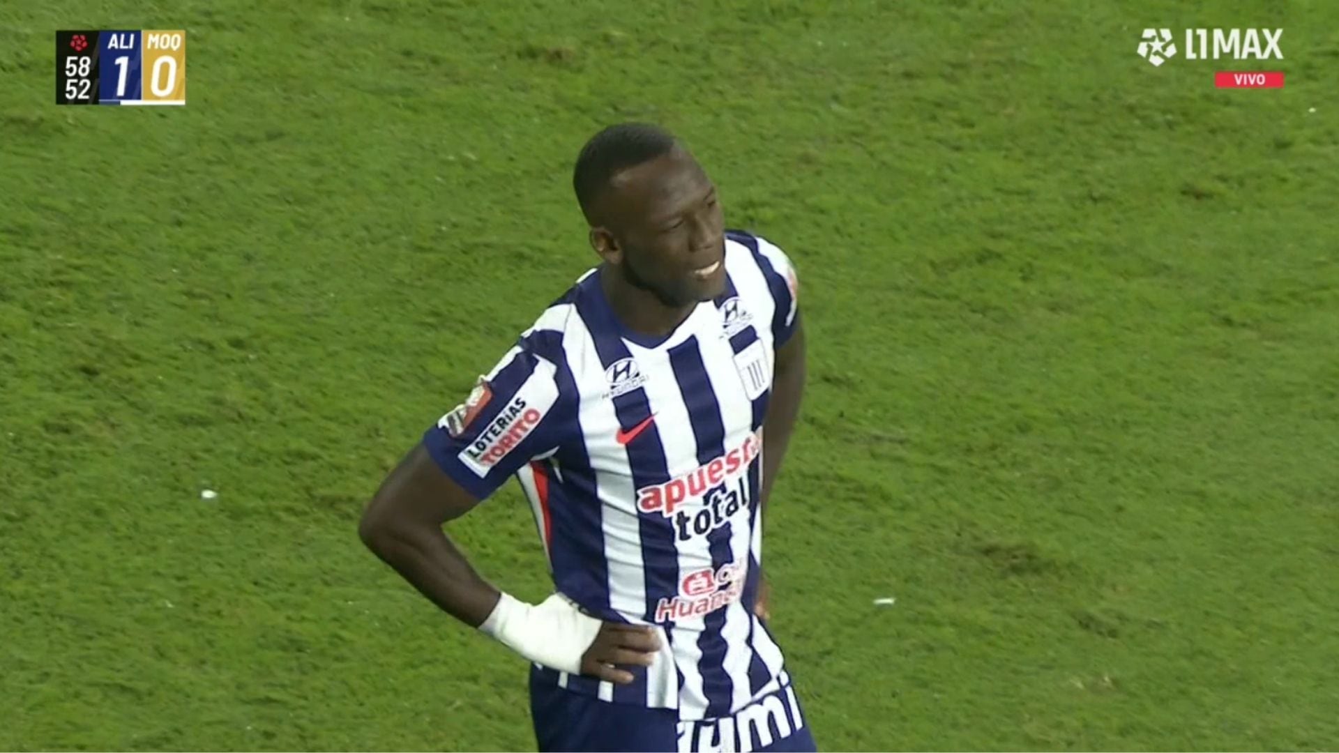 Luis Advíncula recibió tarjeta amarilla y se pierde el partido ante Sporting Cristal. Crédito: Captura L1 MAX.
