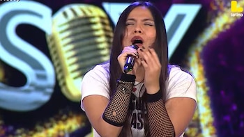 Mafer Rojas interpreta un tema