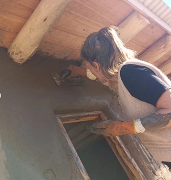 Hoy, Jésica integra un equipo -junto a su expareja y a otros profesionales- que se dedica a la bioconstrucción