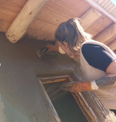 Hoy, Jésica integra un equipo -junto a su expareja y a otros profesionales- que se dedica a la bioconstrucción