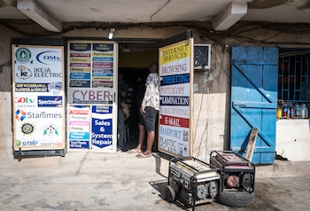 Un cibercafé en Lagos, Nigeria, son frecuentados por estafadores que se hacen llamar «Yahoo Boys» (The New York Times)