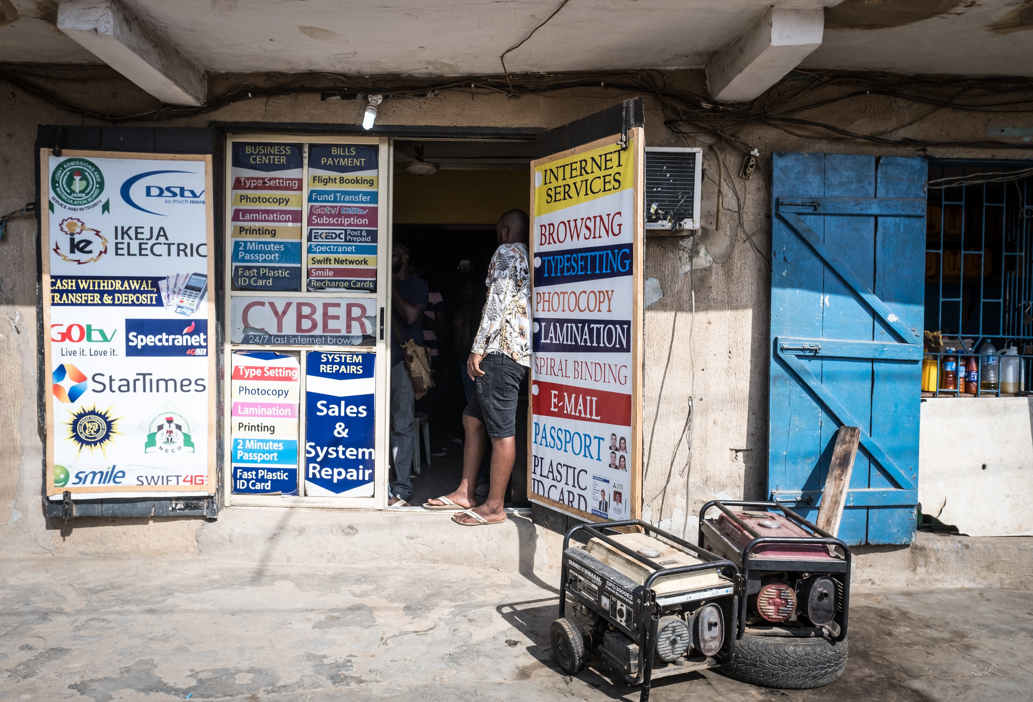 Un cibercafé en Lagos, Nigeria, son frecuentados por estafadores que se hacen llamar «Yahoo Boys» (The New York Times)