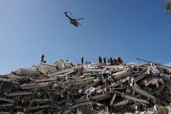 Equipos de rescate buscan entre los escombros. (AP/Fernando Vergara)