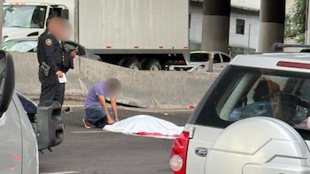 Hombre muere atropellado por camión de carga frente al metro Ricardo Flores Magón: detienen al conductor