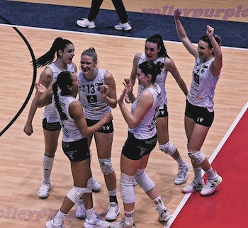 Yadhira Anchante y sus compañeras