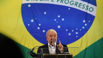 Lula da Silva se impone a Flávio Bolsonaro y es reelecto presidente de Brasil