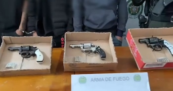 Las armas, celulares y motocicletas incautados quedaron bajo análisis de los investigadores - crédito Policía Nacional