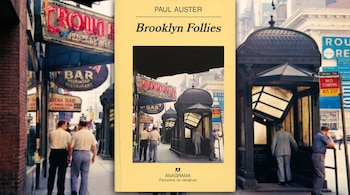 Portada amarilla con la obra Brooklyn Follies de Paul Auster en el centro y una escena callejera repetida y desenfocada en los laterales.