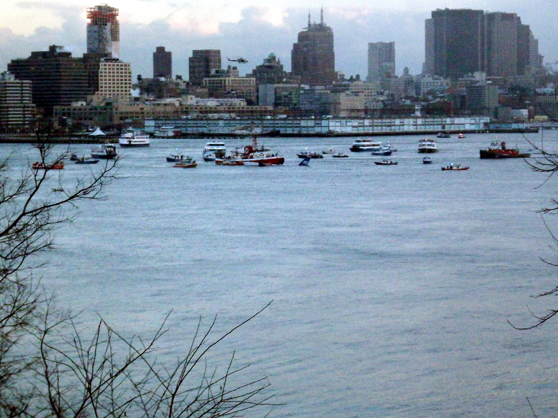 Rescate de pasajeros con ferris y botes de emergencia acercándose al avión tras la maniobra de emergencia (Wikipedia)