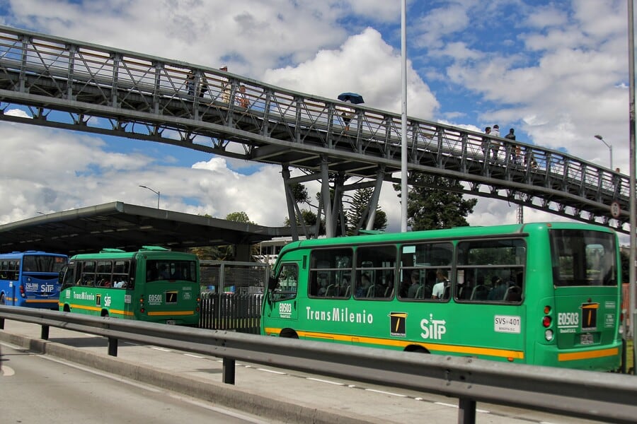 Pasajeros de Bogotá afirman que el sistema muestra el mensaje “transbordo no válido” y vuelve a cobrar la tarifa plena en conexiones antes reconocidas - crédito Colprensa/Álvaro Tavera